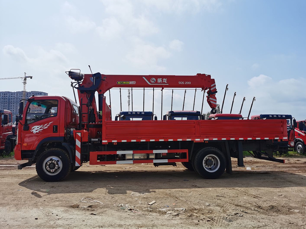 重汽王牌單橋威龍8噸4節臂吊機