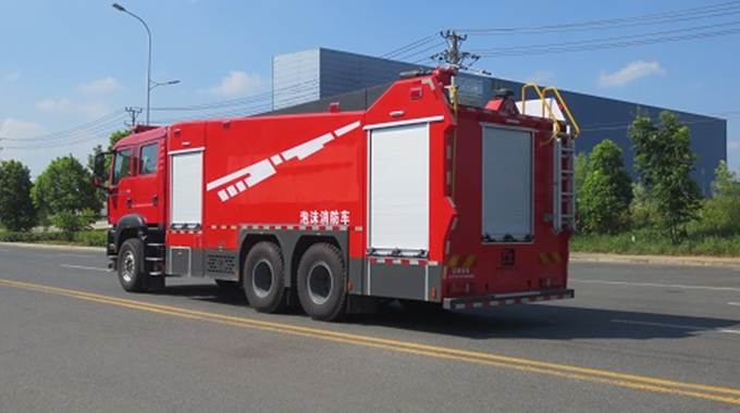 13噸汕德卡泡沫消防車(chē)